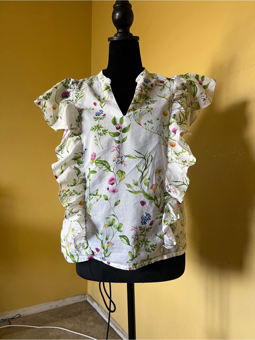 Marc New York White Floral Ruffle-Sleeve Blouse
